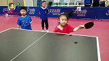 太搞笑了！王楠女儿在训练乒乓球，教练在旁边激情解说堪比脱口秀