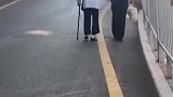 老奶奶误入机动车道，交警牵手带她到安全地带