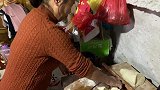 农村妈妈蒸花卷翻车，生气拍个稀巴烂，却收获意外美食，有口福了
