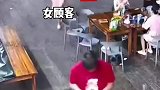 夫妻俩开的烧烤店，一女顾客竟然当着妻子的面与其丈夫肢体接触