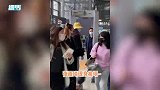 耍大牌？张雨绮机场被围堵拍照显不耐烦，助理推粉丝怒吼：吵死了