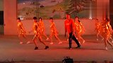 农村大妈们在广场舞表演，领舞的居然是个男大叔