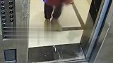 监控下的一幕，电梯运玻璃
