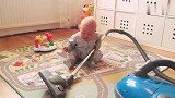 “我只是想干家务”宝宝玩吸尘器却被妈妈无情关电，立马嚎啕大哭