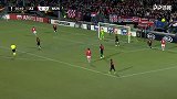 主队施压！日本球员右路低平传中 皮球划门而过