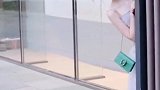 杭州街拍，小姐姐这颜值真是没的说，下一秒的动作是认真的吗