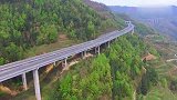 横跨在贵州大山里的夏蓉高速公路，不是高架桥就是隧道，太伟大了