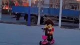 猛一看还以为是小孩呢，这狗狗也太可爱了吧