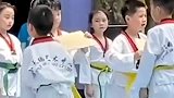 小朋友表演踢木板失误