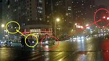 哈尔滨一出租车闯红灯被撞漂移 俩行人差一点就被撞飞