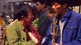 妻子在火锅店里工作，小伙总是不踏实，而且火锅店老板还没有结婚