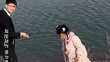 小女孩模仿爸爸打水漂，爸爸惨遭爆头