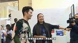窦骁何超莲合体现身，亲密挽手疯狂撒糖，窦骁表情遭网友发文吐槽