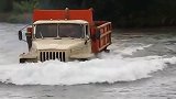 卡车涉水极限操作太秀了，河水表示根本拦不住啊！