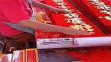 没有几天就到新年了，春联厂的工人们，一刻也不敢停歇！