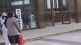 街头恶搞，小短腿这次装个瞎子，路人都看呆了