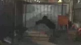 民工为省钱养儿子蹭住漏风工棚