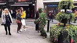 街头草人恶作剧，男子假扮成草人吓路人，路人纷纷被吓一跳