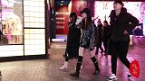 零下十几度低温的北京大街上，小姐姐似乎不在意温度