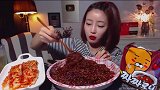 韩国欧尼吃超辣炸酱面，再来一份辣白菜，发出咀嚼音，吃的真馋人