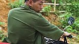 犹豫了很久才敢坐这种车的，头盔也不像话