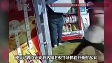 冰柜里的饮料屡屡被偷，老板蹲守2天在凌晨抓住偷盗男子
