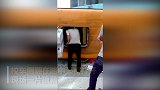 南宁一辆校车与面包车相撞 校车侧翻4人被送医