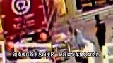 库迪卡车撞进茶颜门店，近40人抬车救人！警方通报：2死2伤
