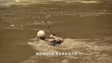男子在河边洗手，不料一条巨型鲶鱼窜上来，差点手指头都没了