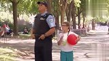 国外整人恶搞：警察假装枪掉路上，路人去捡被吓到了