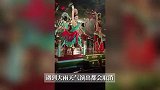 大唐不夜城演员大雨中坚持演出，“不辜负每一位远道而来的游客”