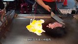 大姐夜市卖炒饭，8元一份还没出锅就被预定光，顾客挤着拼桌吃！