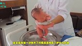 护士给新生儿洗澡时，婴儿第一次睁开双眼，清澈的目光触人心弦