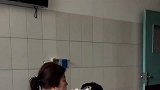山东植物人母亲生病，女儿看到她自己擦嘴，激动的呼唤父亲过来！