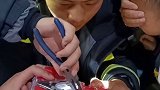 小朋友手指卡进玩具车，消防员蜀黍一边安慰一边迅速救出小手。家长们牢记消防3点提醒！江苏全民目击