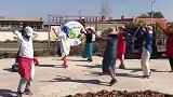 国庆旅游遇上堵车 大妈们农家乐晒谷场跳起广场舞