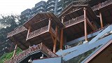 重庆崖壁步道成网红打卡地 游客爬坡上坎体验山城别样风情
