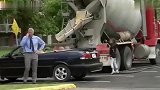 国外恶搞：小女孩启动了水泥车，水泥直接灌进了敞篷汽车里面！
