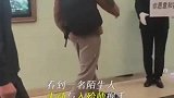主动和入殓师握手，这是小女孩该做的事吗真不怕惹麻烦上身