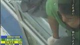 男子盗窃被发现被困窗台 被救下遭居民痛打-6月28日