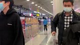 机场直拍！刘昊然顺毛发型戴框镜清爽斯文