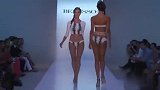 时尚走秀：胆大模特走秀，清凉装束很性感