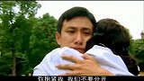 美女被男友打动，和他拥抱在一起