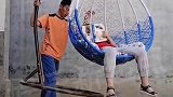 大叔挑战坐人吊篮椅平衡术，多次尝试失败，最终成功