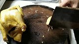 很多人砍鸡直接分半欢，看小伙如何下刀，这砍法值得学习