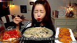 美女极限挑战“爆辣”金针菇，一口下去满嘴冒油，小编看的胃疼