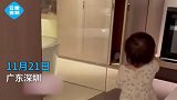 深圳一宝宝在酒店想哭，还专门跑到柜子里，网友真是个讲究人