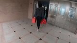 收养中国男孩的第2天，外国养母就去给福利院送礼，太暖心了