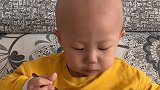小宝宝吃饭的表情好搞笑，这眼神在瞅谁呢看着好犀利啊！