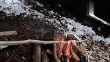 外面突然下起大雪，荒野大神生火取暖，开始煮饭煮咖啡